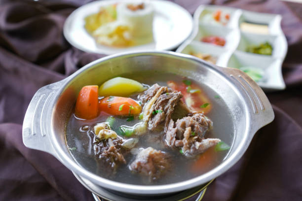 sopa de rabo de toro de costillas - ox tail fotografías e imágenes de stock