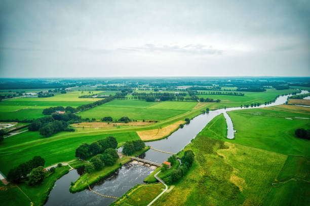 vista aérea de um açude no rio vecht. rio holandês em uma paisagem colorida. autoridade hídrica drents delta overijssel - miniature weir - fotografias e filmes do acervo