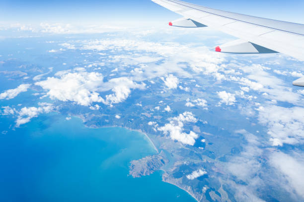 vista aérea de las montañas y el mar desde un avión que sobrevía la isla sur de nueva zelanda - silla al lado de la ventana fotografías e imágenes de stock