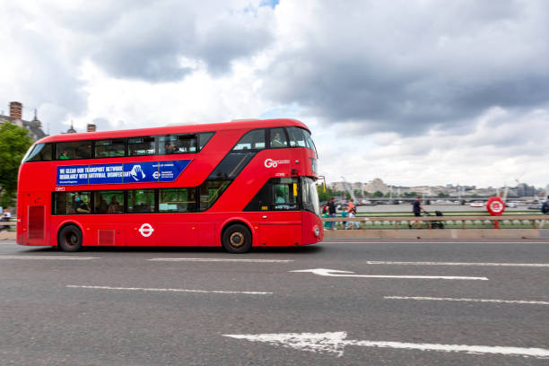 englischer doppeldeckerbus über die westminster bridge - bus coach bus travel red stock-fotos und bilder