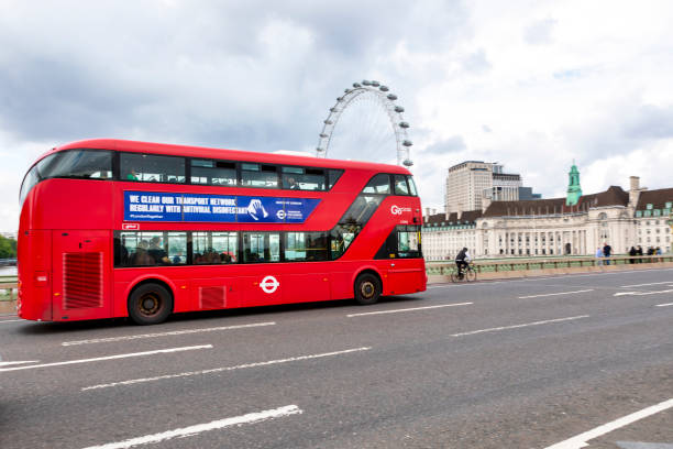 englischer doppeldeckerbus über die westminster bridge - bus coach bus travel red stock-fotos und bilder
