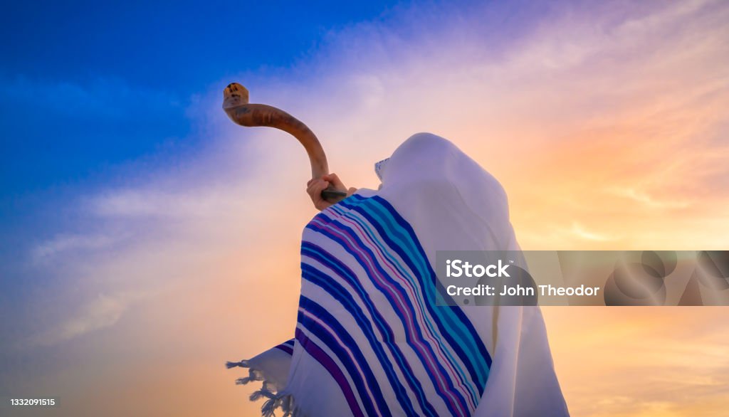 Soplando el cuerno de carnero tradicional, Shofar - Foto de stock de Yom Kippur libre de derechos