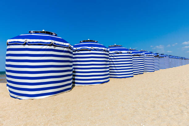 istock Strandtenten bij Cabourg, Frankrijk 1332092800