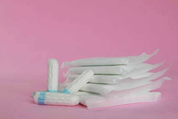 menstruationsbinden und tampons auf rosa hintergrund - padding stock-fotos und bilder