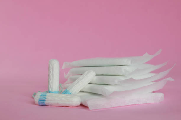 tamponi mestruali e tamponi su sfondo rosa - menstruation foto e immagini stock