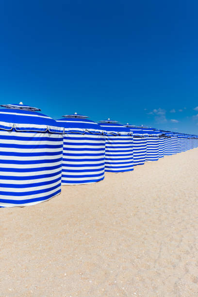 istock Strandtenten bij Cabourg, Frankrijk 1332101528