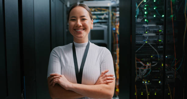 tiro de uma jovem trabalhando em uma sala de servidor - data center computer programmer women - fotografias e filmes do acervo