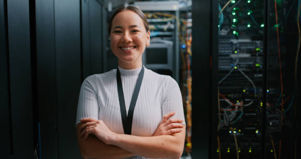 снимок молодой женщины, работающей в серверной комнате - data center computer programmer women стоковые фото и изображения
