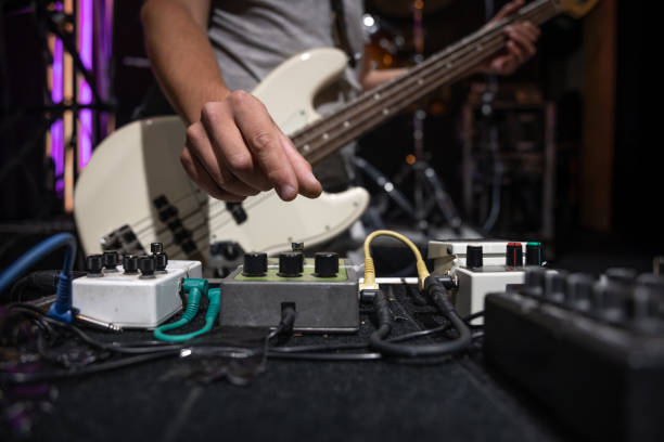 무대에서 기타를위한 왜곡 효과 페달의 클로즈업 세트. - guitar photographic effects guitar pedal amplifier 뉴스 사진 이미지