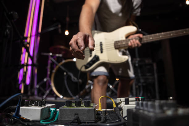무대에서 기타를위한 왜곡 효과 페달의 클로즈업 세트. - guitar photographic effects guitar pedal amplifier 뉴스 사진 이미지