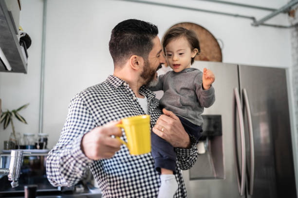 息子を運ぶ父と家でコーヒーを飲む - father fathers day baby child ストックフォトと画像