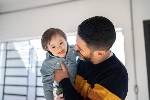 特別なニーズを持つかわいい男の子を運ぶ父親の肖像画 - father fathers day baby child ストックフォトと画像