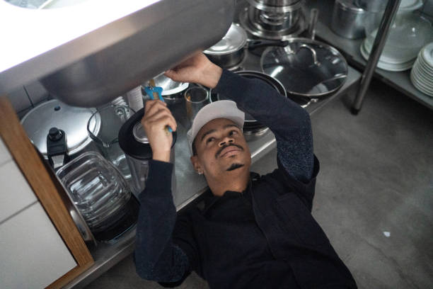 istock Pumber fixing water pipe under the sink 1332113577