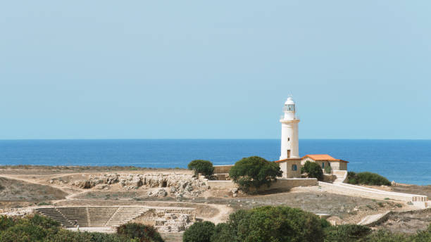 una vista del faro y el fragmento de odeón en paphos, chipre. - paphos fotografías e imágenes de stock