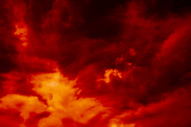 燃えるような赤い劇的な空。火、戦争、爆発、大惨事、炎。ホラーコンセプト。ウェブバナー。デザインのためのコピースペースと血まみれの赤い背景。 - 火 ストックフォトと画像