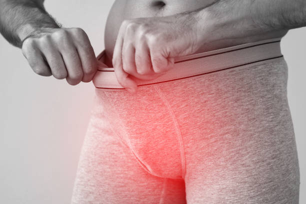 hombre joven que sufre de dolor en el pene - conducto eyaculador fotografías e imágenes de stock