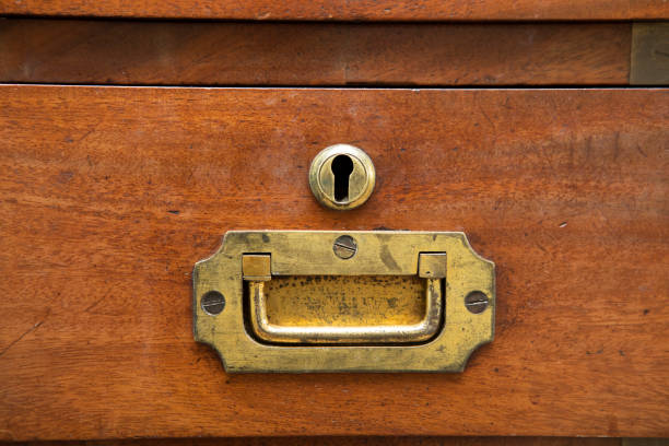 istock Gold coloured handle and keyhole on an antique dresser 1332146548