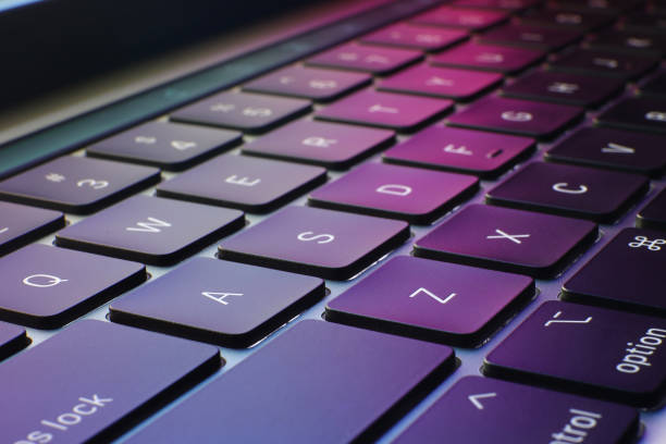 teclado laptop/notebook com fundo colorido - computer computer key computer keyboard laptop - fotografias e filmes do acervo