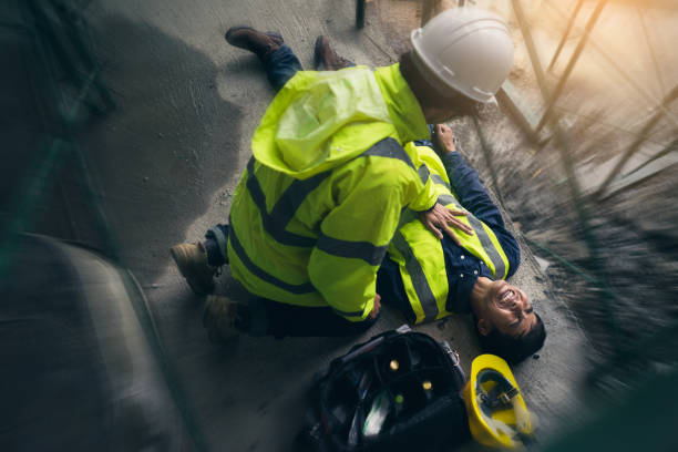 el equipo de seguridad ayuda a los empleados a tener un accidente en el trabajo. - accident occupation physical injury construction fotografías e imágenes de stock