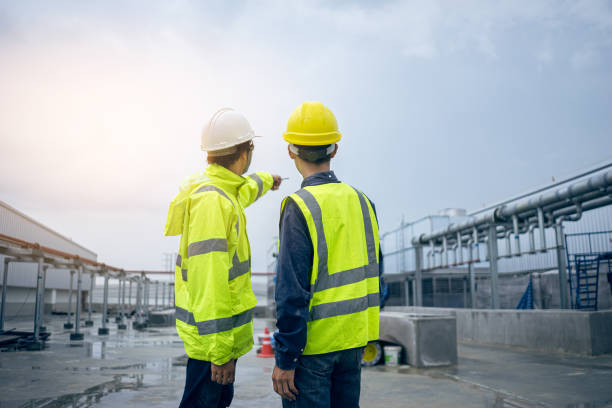 ingenieur konsultieren diskussion mit teamarbeit für die installation von rohr. - construction worker construction building contractor hardhat stock-fotos und bilder