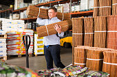 kunde-kauft-dekorativen-weidenzaun-im-baumarkt.jpg?b=1&s=170x170&k=20&c=PaJ60MMBBdyfsU90JIHBOz8Xdsk4jnKnXfkCS_WdNQY=