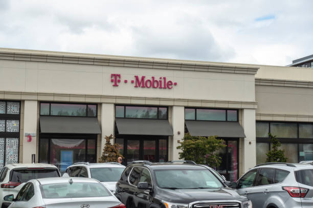 low angle view of a t mobile cell phone store in totem lake. - store application software iphone mobile phone imagens e fotografias de stock