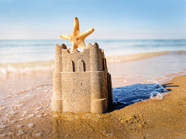 песчаный закаль на пляже - sandcastle стоковые фото и изображения