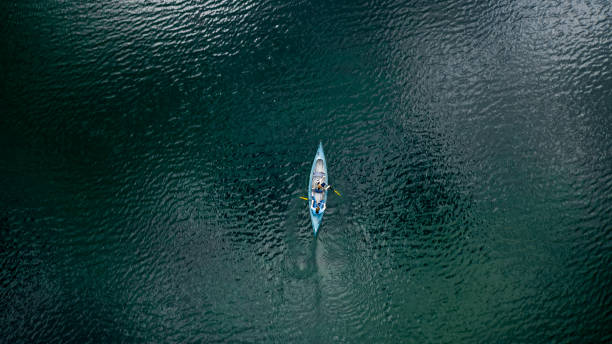 paddling on a beautiful turquoise lake - family kayaking kayak canoeing imagens e fotografias de stock