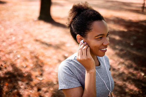 Jogger afroamericano escuchando música en el parque photo