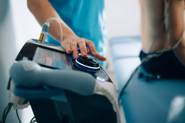 physical therapy: electrical muscle stimulation machine - electrode imagens e fotografias de stock