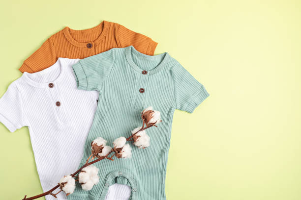 ジェンダーニュートラルな赤ちゃんの衣服。オーガニックコットンの服、新生児ファッション - 乳児用衣類 ストックフォトと画像