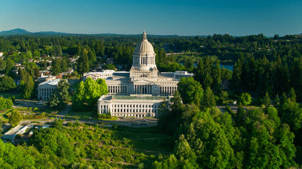 에버그린 나무로 둘러싸인 워싱턴 주 의사당 건물과 대법원의 드론 샷 - washington state capitol building 뉴스 사진 이미지