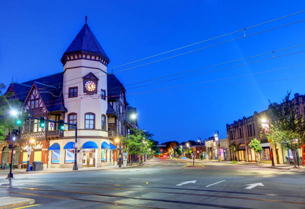 coolidge corner district in brookline, massachusetts - verwaltungsbezirk norfolk county stock-fotos und bilder