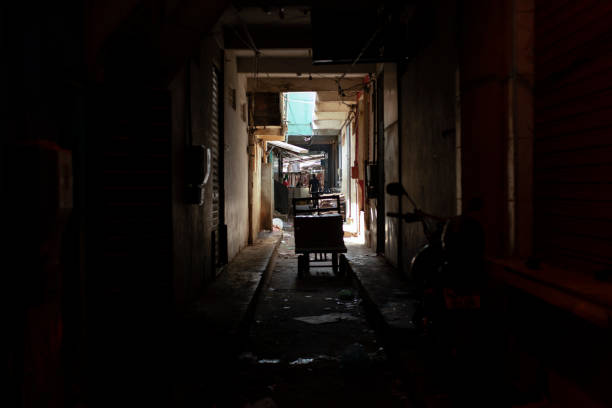 узкие, темные и грязные переулки ярмарки sã'o joaquim. - abandoned church indoors dirty стоковые фото и изображения