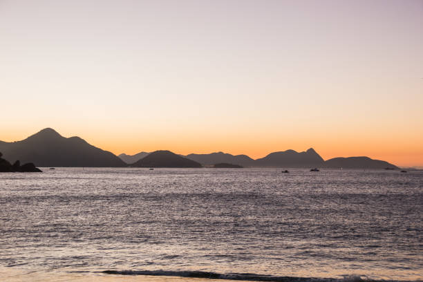 alba sulla spiaggia rossa del quartiere urca a rio de janeiro in brasile. - urca rio de janeiro rainforest brazil foto e immagini stock