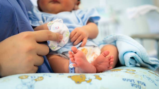 kleine nackte füße eines kleinen mädchens oder jungen. schlafendes neugeborenes kind im krankenhaus. - furniture barefoot little boys family stock-fotos und bilder