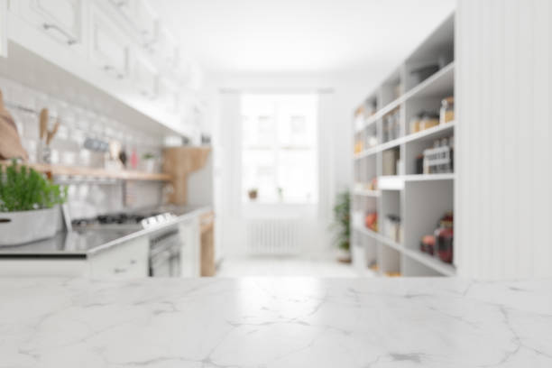 leere weiße marmoroberfläche mit defokussiertem küchenhintergrund - küche stock-fotos und bilder