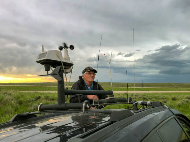 caçador de tempestades sênior verificando o horizonte para ação de tempestade severa depois de ajustar a tecnologia do telhado em seu veículo - rural watch - fotografias e filmes do acervo