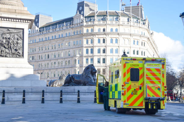 une ambulance à trafalgar square, londres, royaume-uni - whitehall street downing street city of westminster uk photos et images de collection