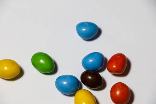 grânulos de doces de amendoim revestidos com chocolate colorido - candy coated - fotografias e filmes do acervo