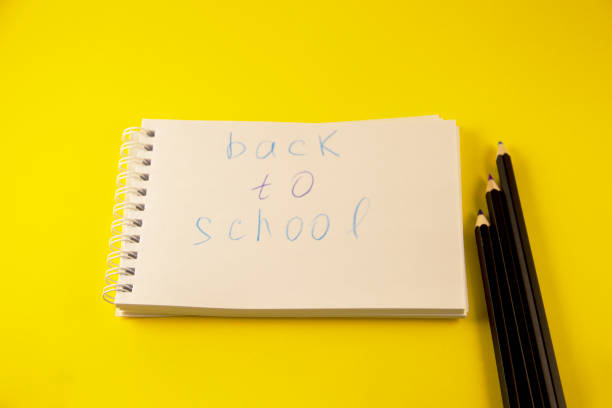 istock school, notepad with the inscription back to school 1332278017