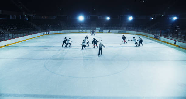 ice hockey rink arena: grandes ataques de equipo, juega a pasar usando tácticas y estrategia creativa. regates magistrales del jugador. hermoso juego energético del equipo. disparo de ángulo alto - hockey rink fotografías e imágenes de stock