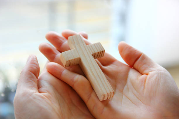 cross on christian woman hand - praying human hand worshipper wood imagens e fotografias de stock