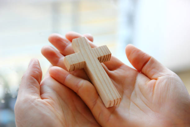 крест на руке христианки - praying human hand worshipper wood стоковые фото и изображения