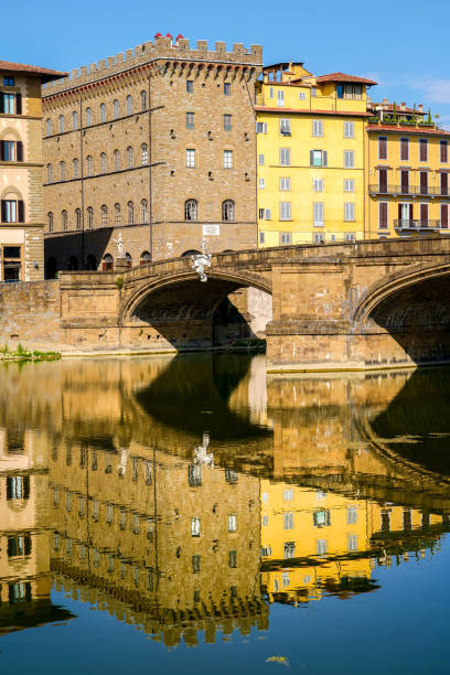 une magnifique ligne d’horizon de florence se reflète sur la rivière arno avec le pont santa trinita - florence italy italy bridge international landmark photos et images de collection