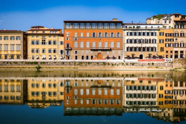 um horizonte esplêndido do centro histórico de florença refletido sobre o rio arno - window reflection - fotografias e filmes do acervo