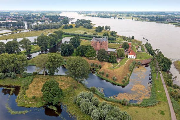 オランダの洪水の風景の中で城ロベシュタインからの空中 - ヘルデルラント州 ストックフォトと画像