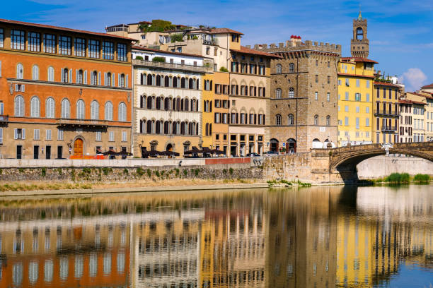 une magnifique ligne d’horizon de florence reflétée sur la rivière arno avec le pont santa trinita - florence italy italy bridge international landmark photos et images de collection