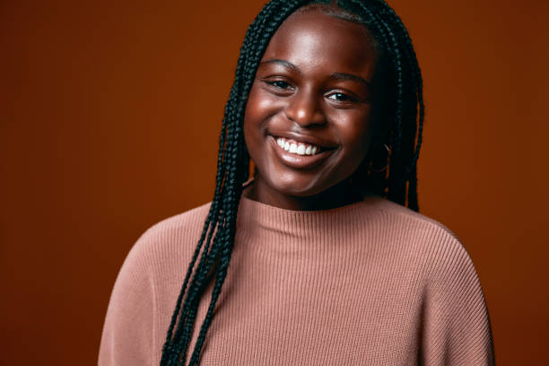 Retrato De Uma Garota Bonita E Alegre Com Gotas Brancas De Creme Facial Na Pele Imagem de Stock - Imagem de feliz, alegre: 185217611