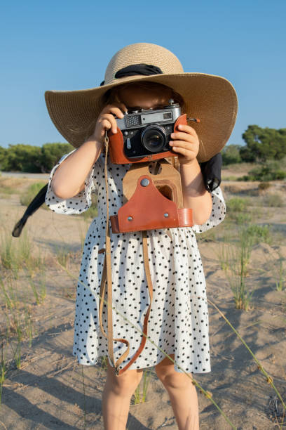帽子とレトロなカメラでかわいい女の子 - australia photographing camera beach ストックフォトと画像